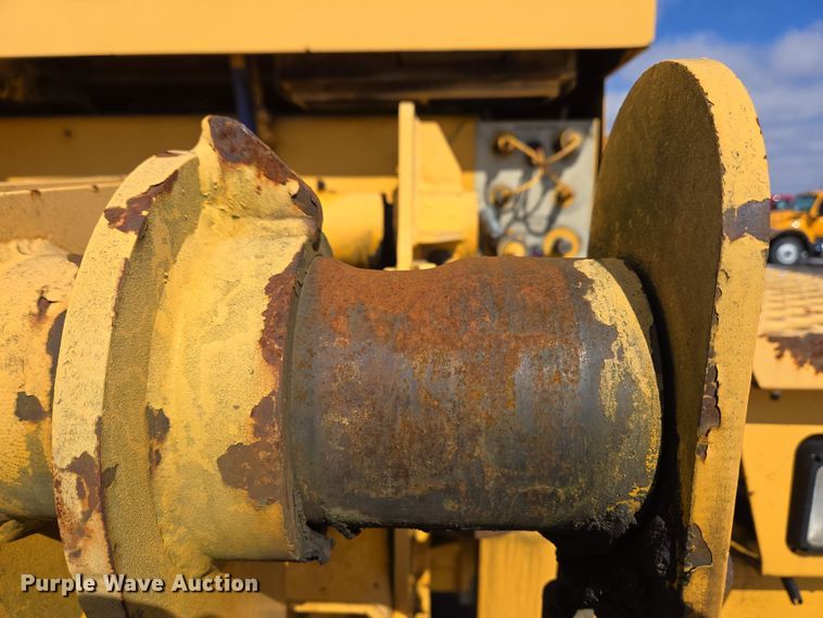 image for item EC4014 1999 Oshkosh H-2718B sweeper