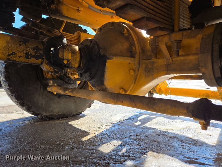 image for item EC4014 1999 Oshkosh H-2718B sweeper