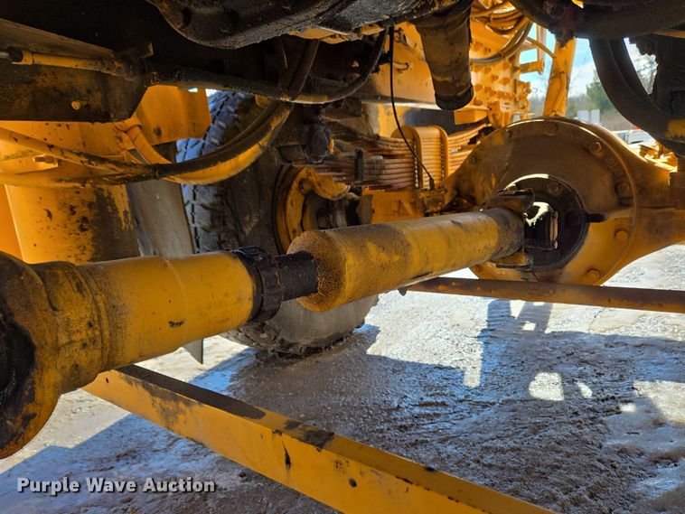 image for item EC4014 1999 Oshkosh H-2718B sweeper