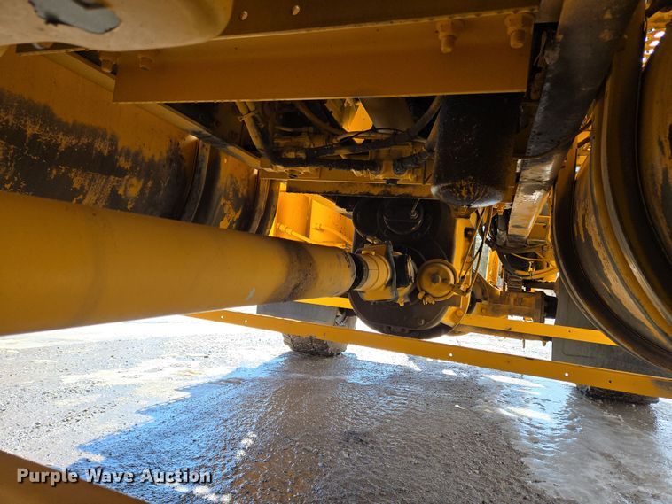 image for item EC4014 1999 Oshkosh H-2718B sweeper