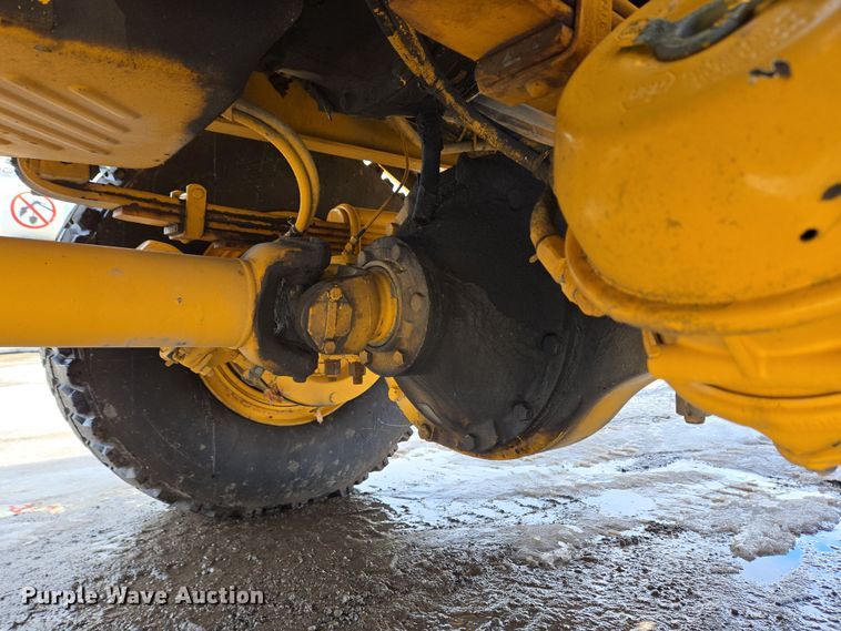 image for item EC4014 1999 Oshkosh H-2718B sweeper