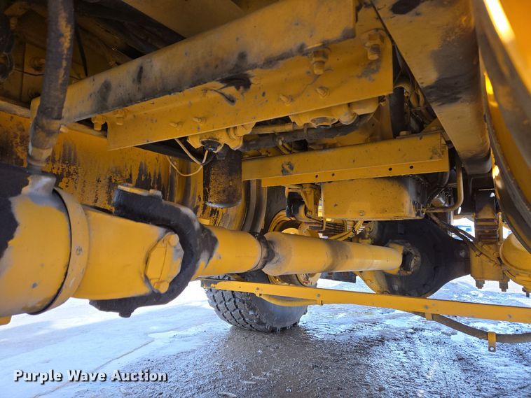 image for item EC4014 1999 Oshkosh H-2718B sweeper