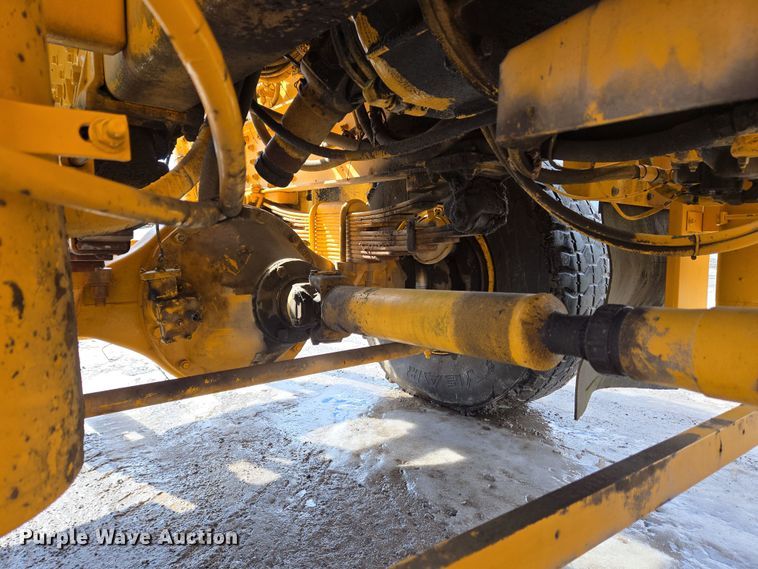 image for item EC4014 1999 Oshkosh H-2718B sweeper