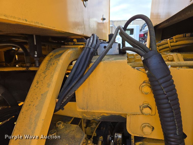 image for item EC4014 1999 Oshkosh H-2718B sweeper