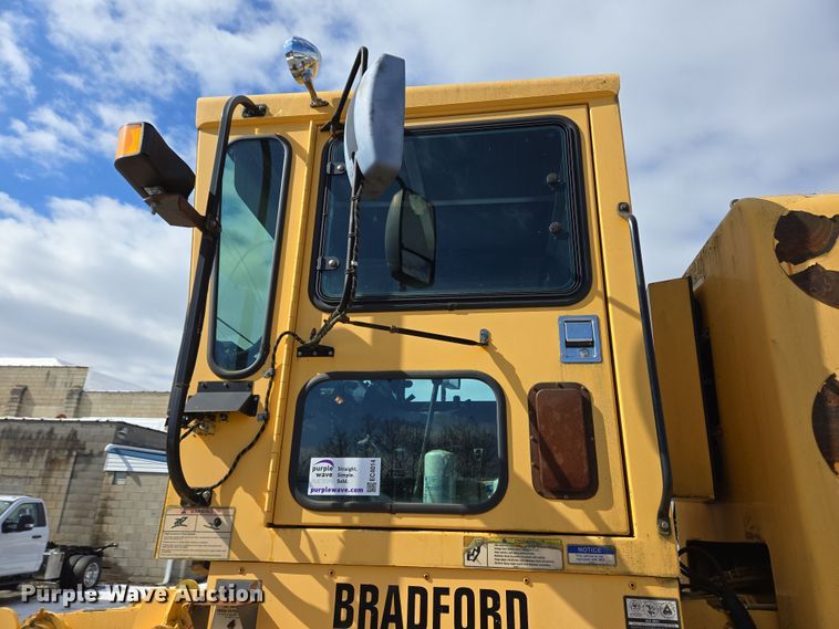 image for item EC4014 1999 Oshkosh H-2718B sweeper