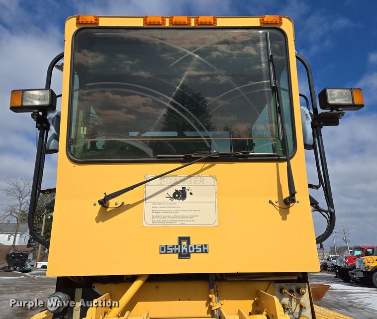 image for item EC4014 1999 Oshkosh H-2718B sweeper