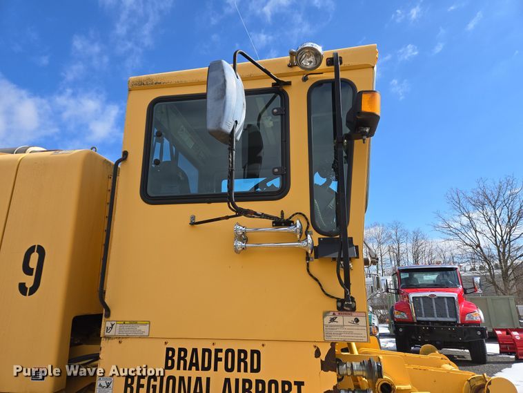 image for item EC4014 1999 Oshkosh H-2718B sweeper