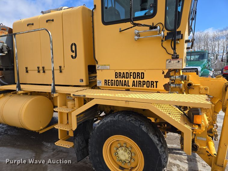 image for item EC4014 1999 Oshkosh H-2718B sweeper