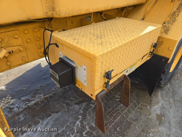 image for item EC4014 1999 Oshkosh H-2718B sweeper