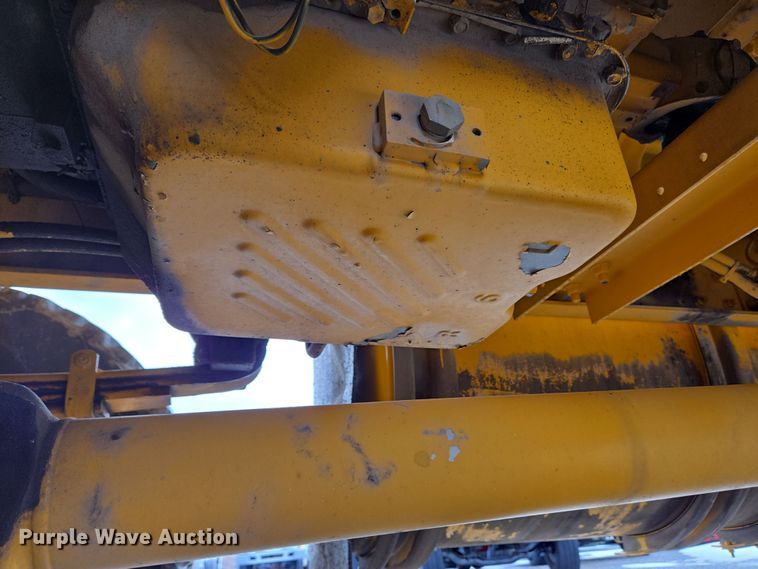 image for item EC4014 1999 Oshkosh H-2718B sweeper