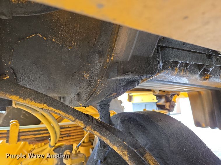 image for item EC4014 1999 Oshkosh H-2718B sweeper