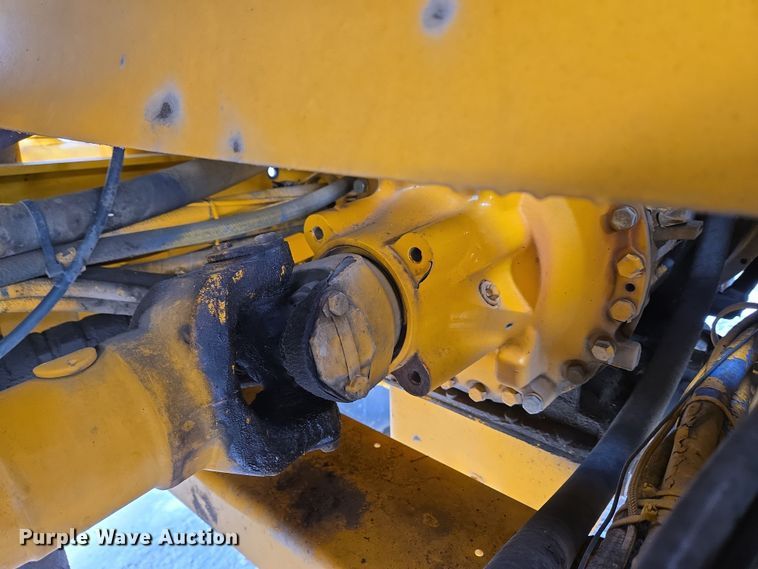 image for item EC4014 1999 Oshkosh H-2718B sweeper