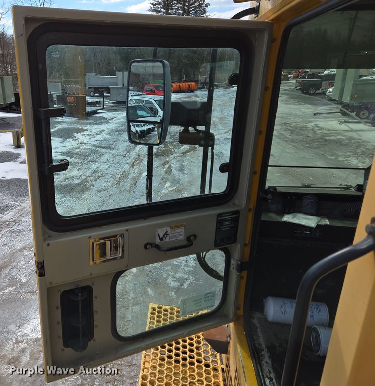 image for item EC4014 1999 Oshkosh H-2718B sweeper