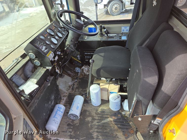 image for item EC4014 1999 Oshkosh H-2718B sweeper