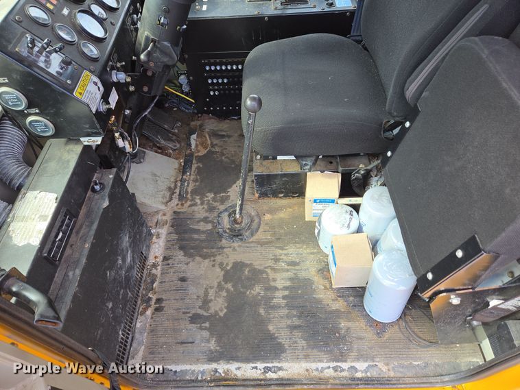 image for item EC4014 1999 Oshkosh H-2718B sweeper