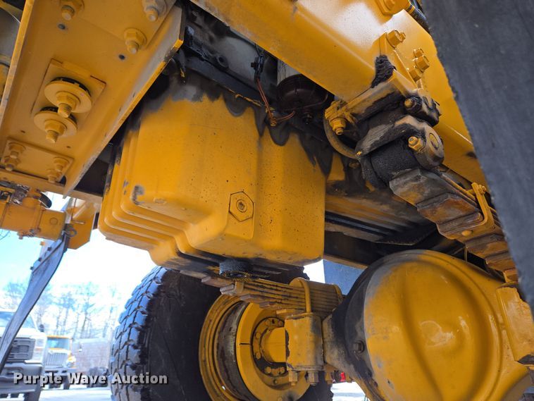 image for item EC4014 1999 Oshkosh H-2718B sweeper