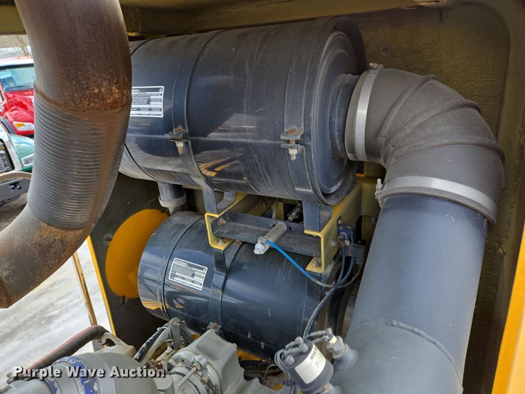 image for item EC4014 1999 Oshkosh H-2718B sweeper