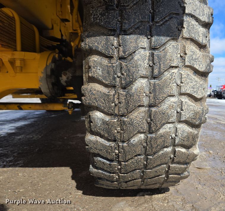 image for item EC4014 1999 Oshkosh H-2718B sweeper