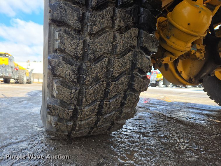 image for item EC4014 1999 Oshkosh H-2718B sweeper