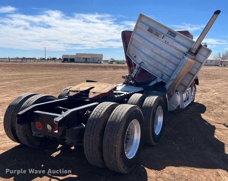 image for item ED2477 1993 Freightliner FLD120 semi truck