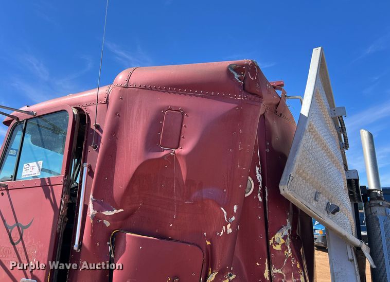 image for item ED2477 1993 Freightliner FLD120 semi truck