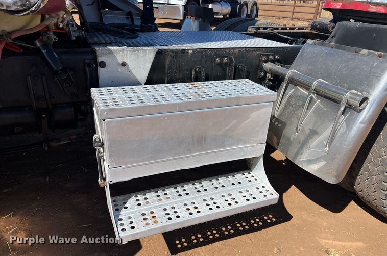 image for item ED2477 1993 Freightliner FLD120 semi truck