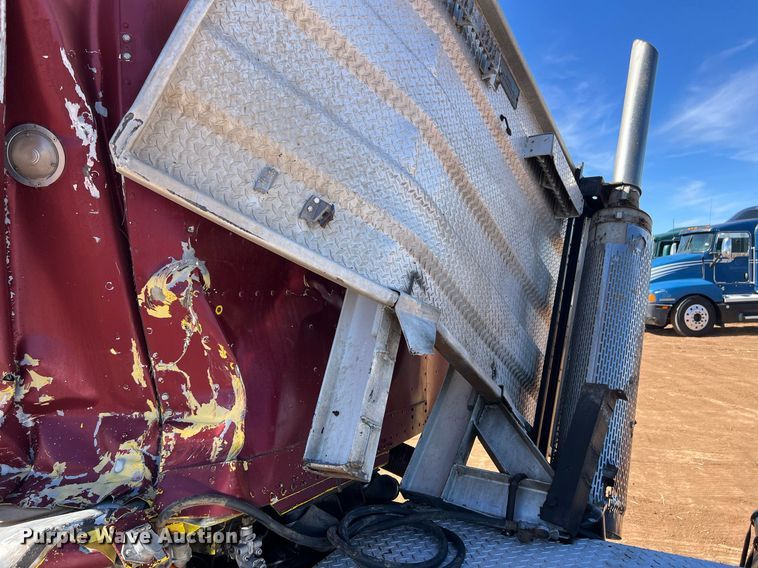 image for item ED2477 1993 Freightliner FLD120 semi truck