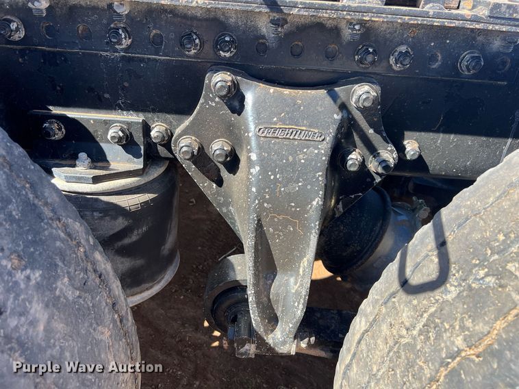 image for item ED2477 1993 Freightliner FLD120 semi truck