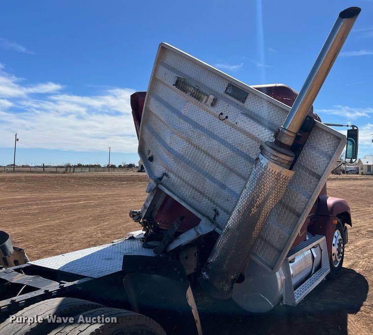 image for item ED2477 1993 Freightliner FLD120 semi truck