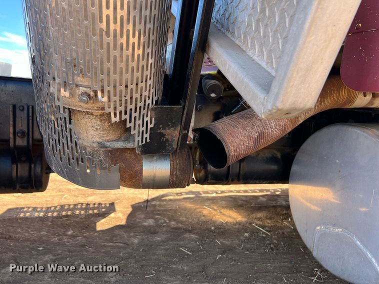 image for item ED2477 1993 Freightliner FLD120 semi truck