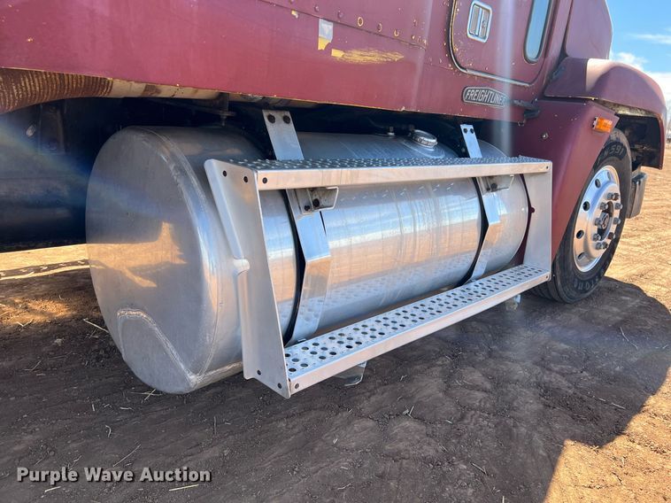 image for item ED2477 1993 Freightliner FLD120 semi truck