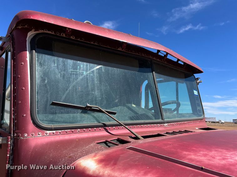 image for item ED2477 1993 Freightliner FLD120 semi truck