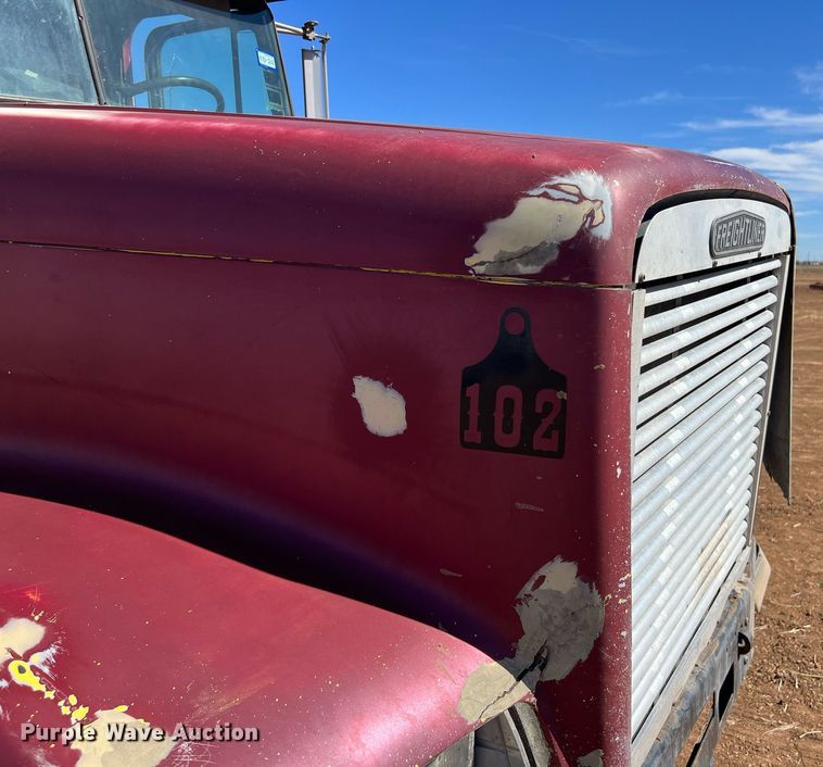 image for item ED2477 1993 Freightliner FLD120 semi truck