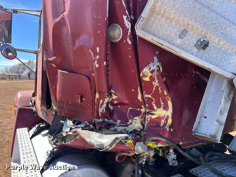 image for item ED2477 1993 Freightliner FLD120 semi truck