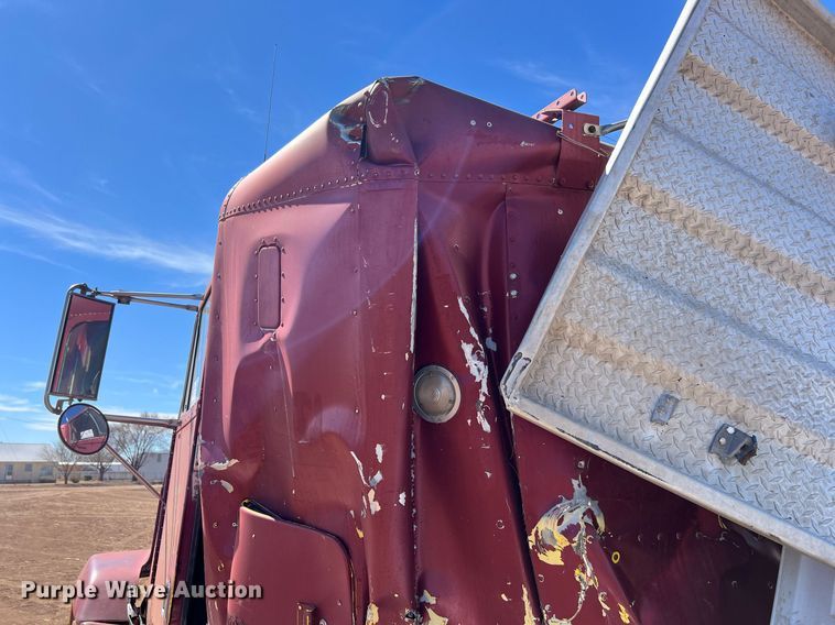 image for item ED2477 1993 Freightliner FLD120 semi truck