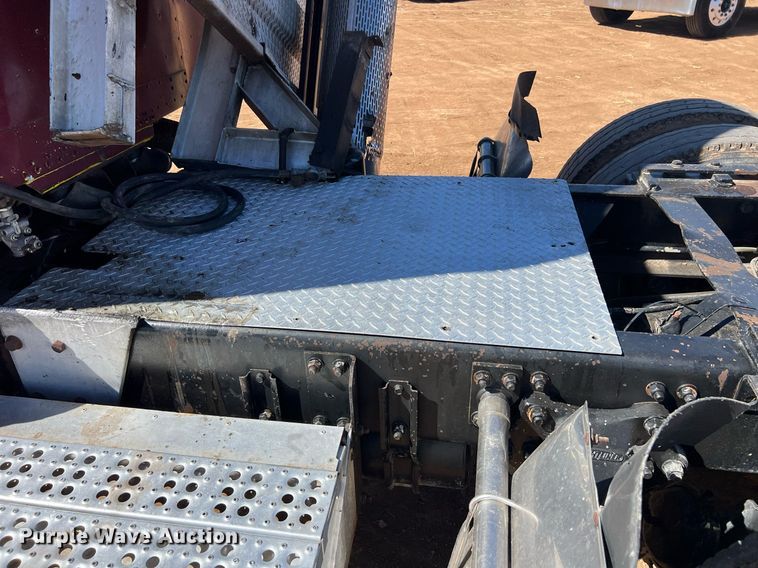 image for item ED2477 1993 Freightliner FLD120 semi truck