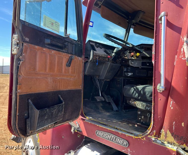 image for item ED2477 1993 Freightliner FLD120 semi truck