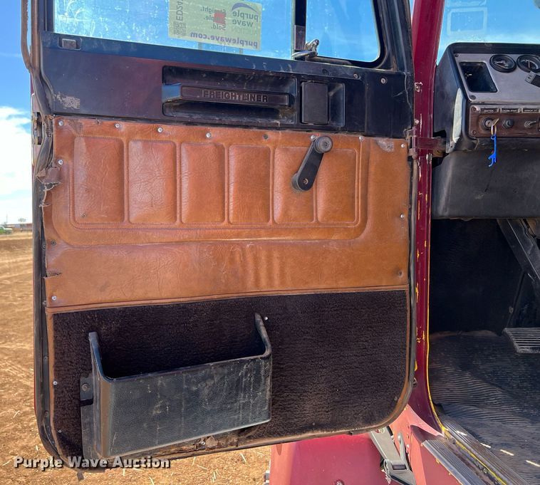 image for item ED2477 1993 Freightliner FLD120 semi truck