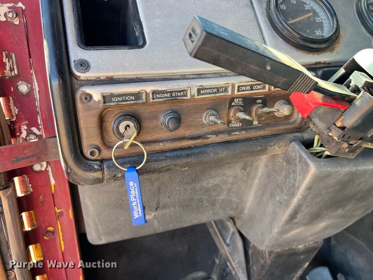 image for item ED2477 1993 Freightliner FLD120 semi truck