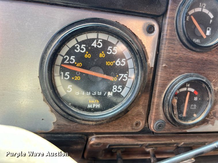 image for item ED2477 1993 Freightliner FLD120 semi truck