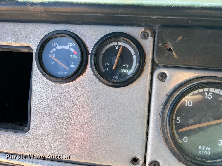 image for item ED2477 1993 Freightliner FLD120 semi truck