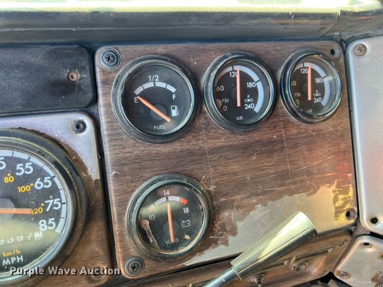 image for item ED2477 1993 Freightliner FLD120 semi truck