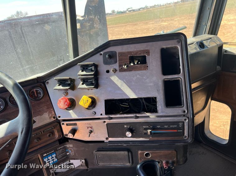 image for item ED2477 1993 Freightliner FLD120 semi truck