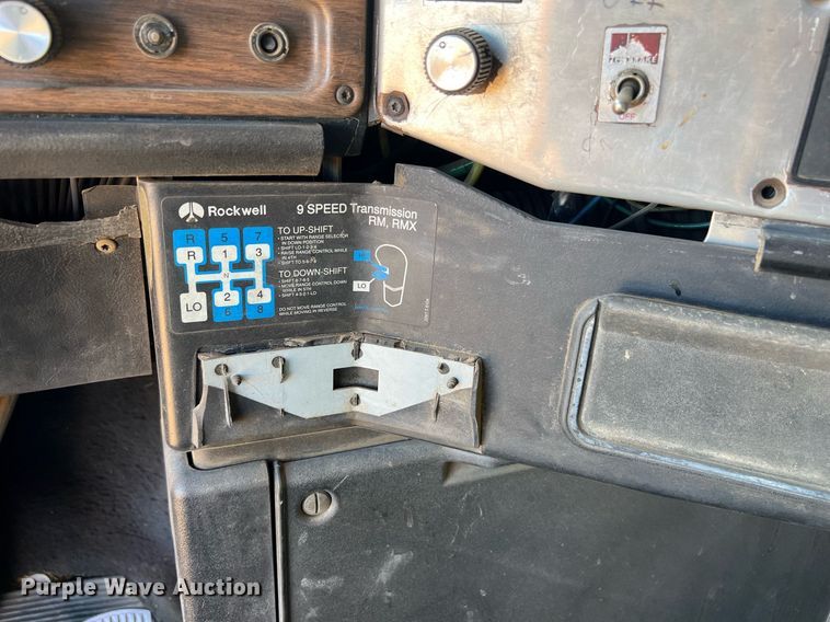 image for item ED2477 1993 Freightliner FLD120 semi truck