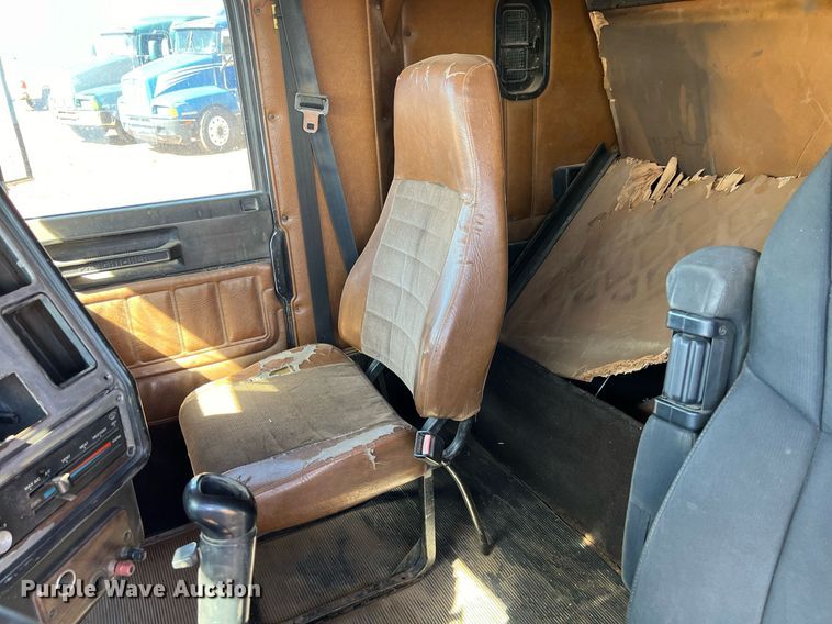 image for item ED2477 1993 Freightliner FLD120 semi truck