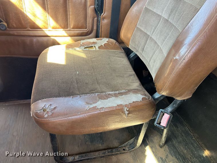 image for item ED2477 1993 Freightliner FLD120 semi truck