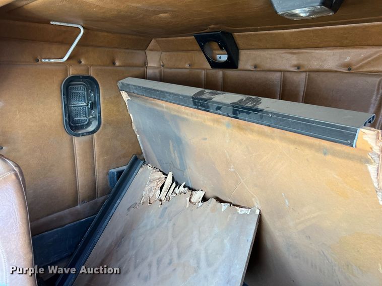 image for item ED2477 1993 Freightliner FLD120 semi truck