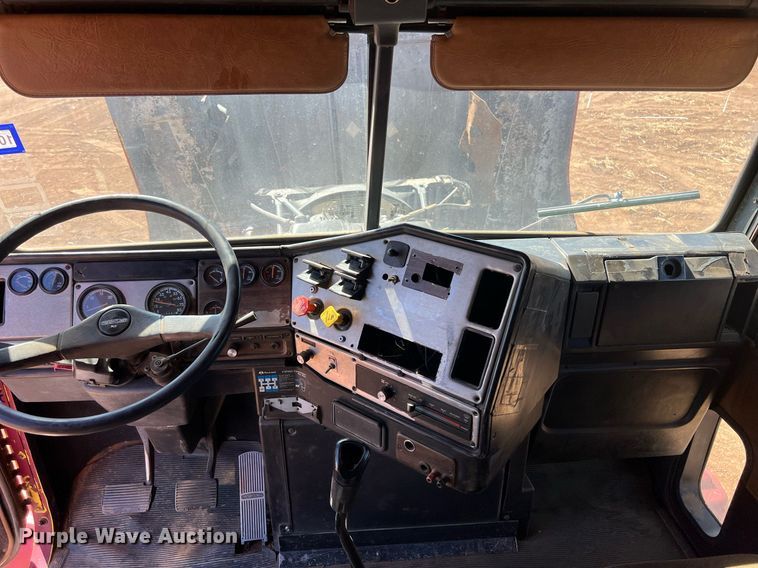 image for item ED2477 1993 Freightliner FLD120 semi truck