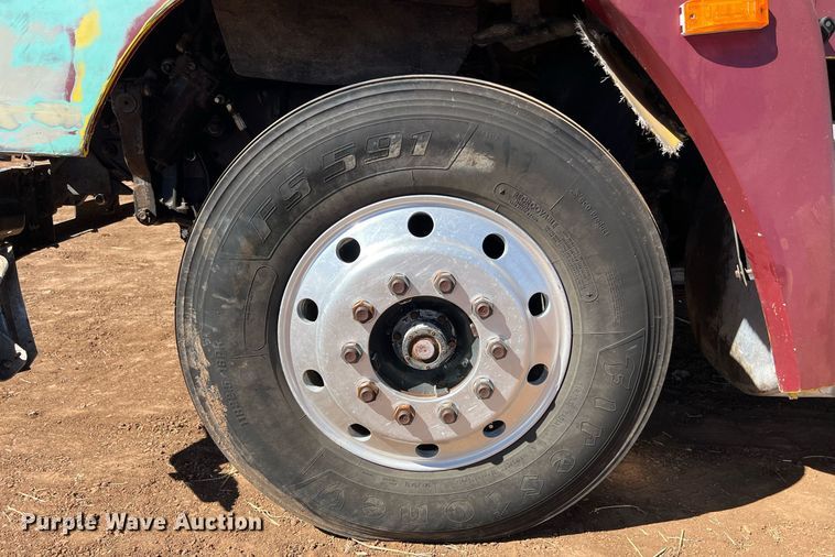 image for item ED2477 1993 Freightliner FLD120 semi truck