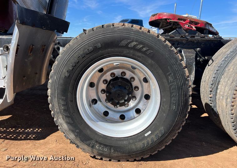 image for item ED2477 1993 Freightliner FLD120 semi truck